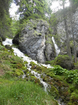 Cascate sopra i ruderi di Malga Pradidali (58799 bytes)
